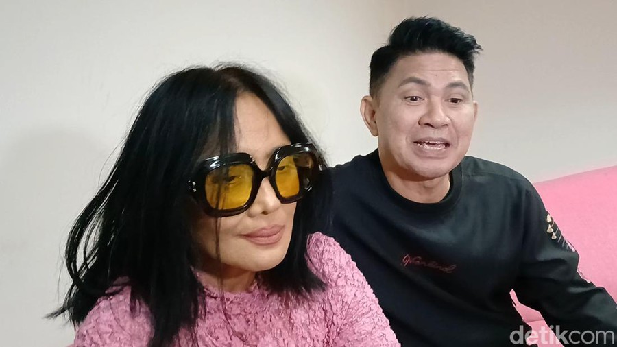 Ronnie Sianturi dan Atiek CB tampil bareng.