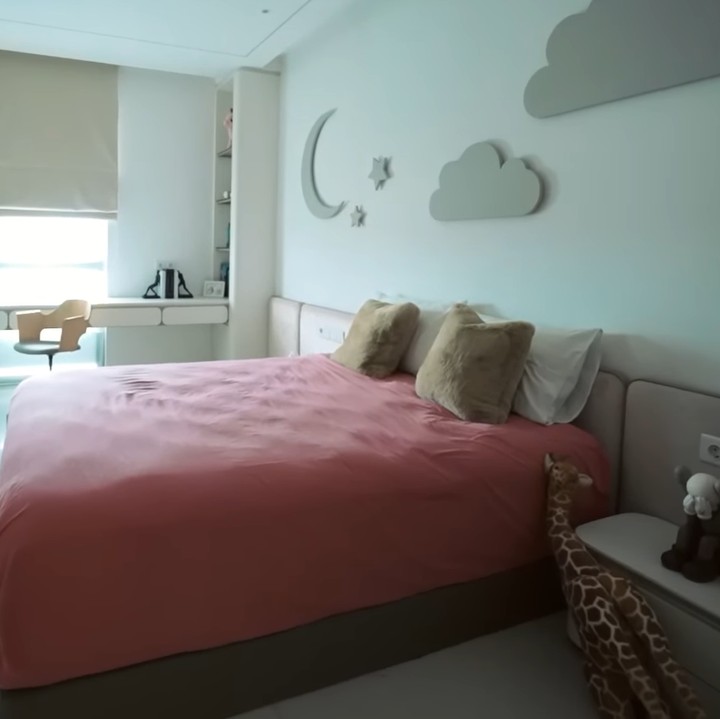 <p>Untuk kamar anak, Aura Kasih memilih gaya interior yang sederhana. Di ruangan itu juga terdapat televisi meski sangat jarang digunakan karena Aura sangat membatasi screen-time anak. (Foto: YouTube AH)</p>