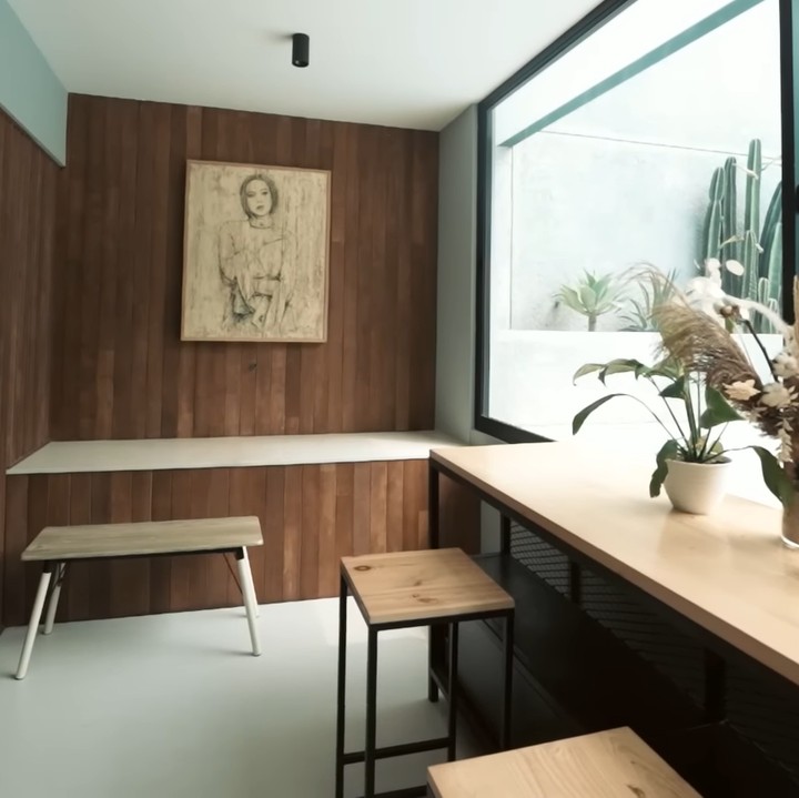 <p>Aura Kasih mengaku bahwa biaya renovasinya tak kalah mahal dari uang yang ia keluarkan saat pertama kali membeli rumah. "Pas renov ini sama kayak bangun rumah baru, karena banyak banget bongkar struktur. Aku dari nol banget dan aku pakai feng shui juga," ungkapnya. (Foto: YouTube AH)</p>