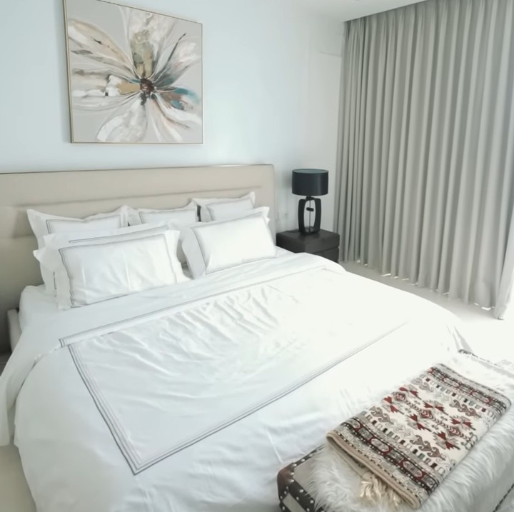 <p>Sementara itu, kamar tidur lainnya terlihat lebih sederhana dengan dominasi warna putih. Meski simpel, nuansa mewah tetap terasa ya, Bunda? (Foto: YouTube AH)</p>