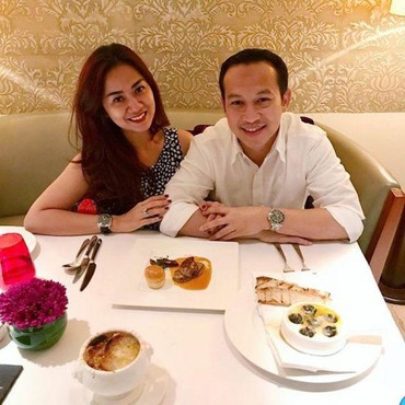 7 Potret Kemesraan Tante Ernie & Eks Suami yang Selingkuh Sebelum Cerai