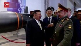 VIDEO: Kim Jong Un Pamer Senjata Terlarang Ke Menhan Rusia