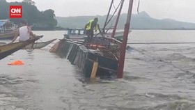 VIDEO: Kapal Penumpang Terbalik dan Tenggelam, 27 Orang Tewas