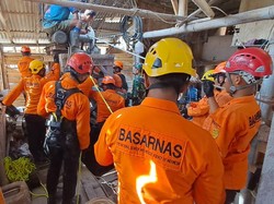 Menanti Keajaiban dalam Pencarian 8 Penambang Emas Terjebak di Banyumas