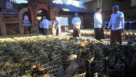 FOTO: Bagi-bagi Nasi Jangkrik dalam Tradisi Buka Lawar Sunan Kudus