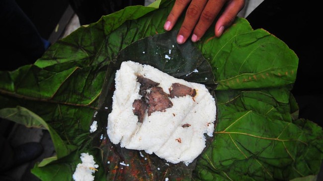 FOTO: Bagi-bagi Nasi Jangkrik dalam Tradisi Buka Lawar Sunan Kudus