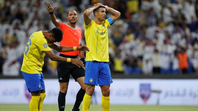 Cristiano Ronaldo kembali tertangkap kamera marah-marah usai Al Nassr ditahan imbang Al Shabab pada laga pertama Grup C Arab Club Champions Cup 2023.