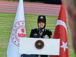 Briptu Tiara Menangis Terharu Usai Dapat Hadiah Sekolah Perwira dari Kapolri