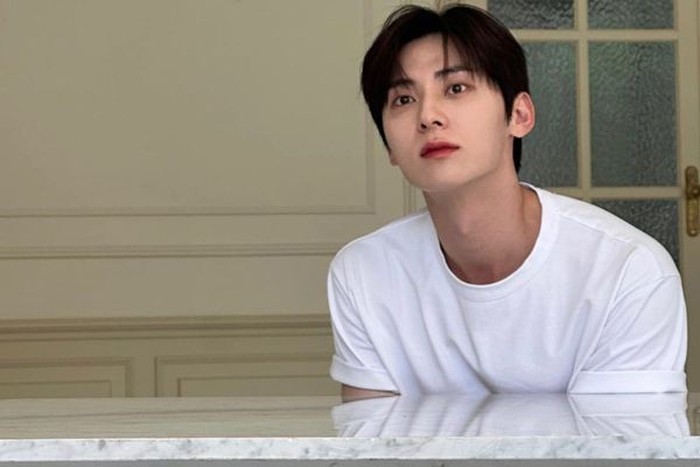 Ia memulai debutnya bersama boy group NU'EST pada tahun 2012, setelah mendapat tawaran casting oleh Pledis Entertainment./ foto: instagram.com/optimushwang