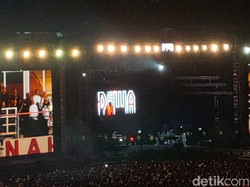 Iriana Jokowi Nonton Konser Dewa 19 di Stadion Manahan