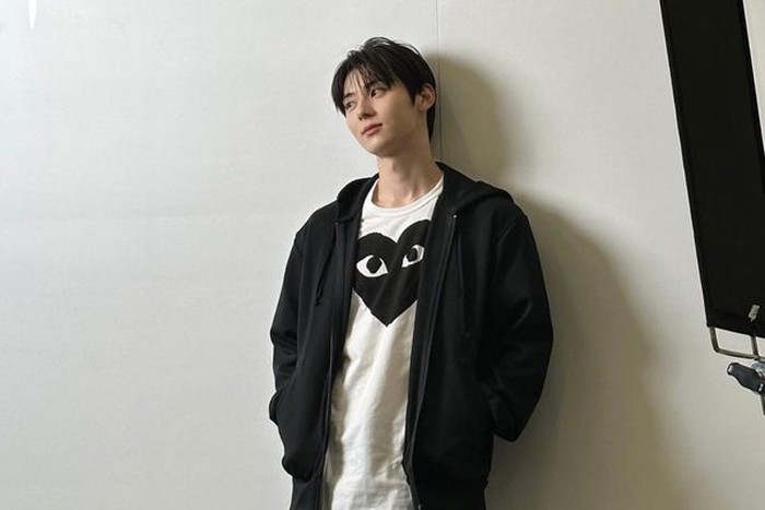 Memiliki suara yang merdu, Minhyun mengaku tidak pernah benar-benar bernyanyi dan menyadari bakatnya sebelum ia bergabung dengan Pledis Entertainment./ foto: instagram.com/optimushwang