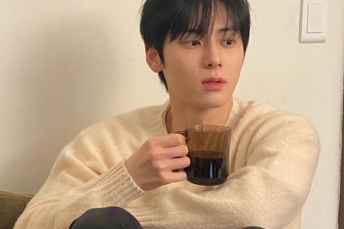 Punya hobi bersih-bersih, Minhyun selalu tidak tahan setiap melihat barang yang tergeletak sembarangan./ foto: instagram.com/optimushwang