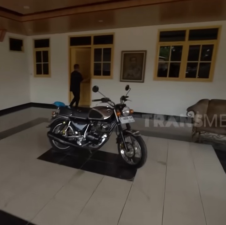<p>Dari banyak bangunan di area komplek Mandra, tak semua dihuni olehnya. Beberapa rumah ditinggali oleh para karyawan. Selain itu, ada juga rumah tak berpenghuni yang hanya digunakan untuk kebutuhan syuting. (Foto: YouTube Trans7 Official)</p>
