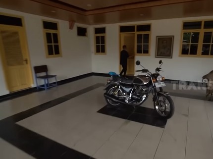 7 Potret Rumah Mandra, Luas Kayak Komplek Ada Warung Makannya