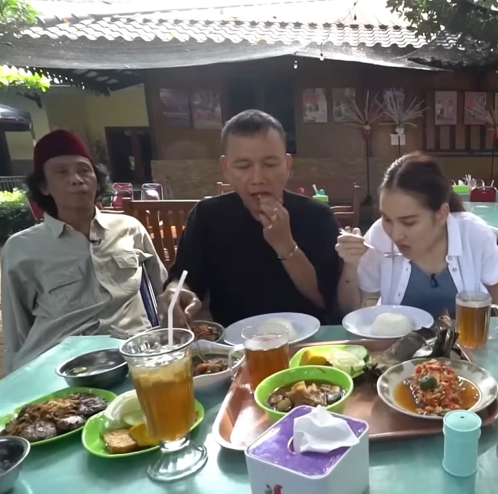 <p>Bintang sitkom<em> Si Doel Anak Sekolahan</em> itu mengatakan warung makan miliknya baru saja dibuka dua bulan lalu. "Awalnya dorongan dari beberapa teman-teman. Mereka selalu menyarankan bagaimana kalau bikin rumah makan. Yang awalnya gue enggak pede, alhasil gue buka," ujar Mandra. (Foto: YouTube Trans7 Official)</p>
