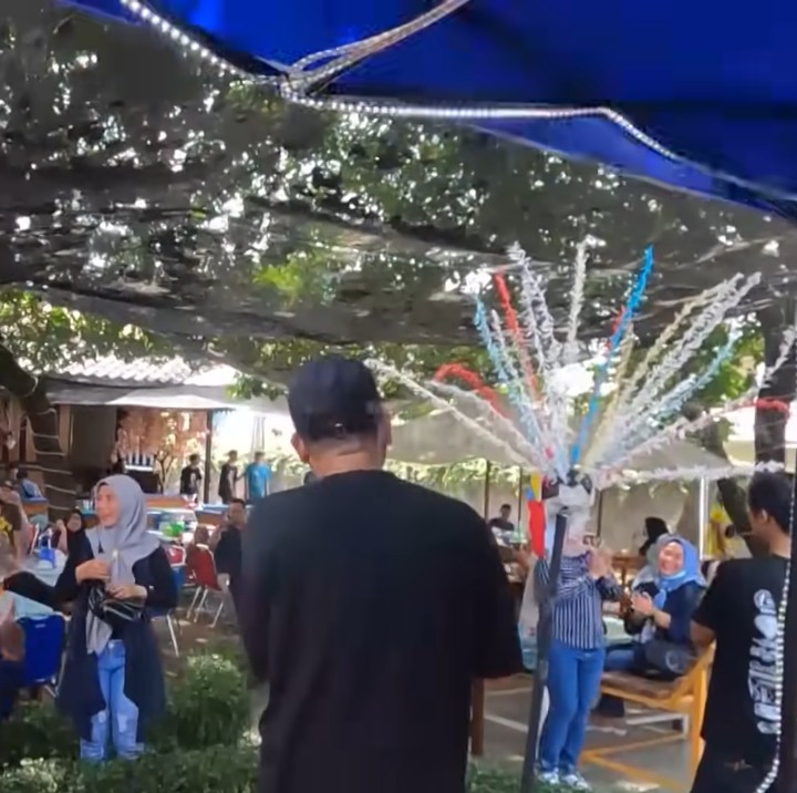 <p>Rumah makannya selalu ramai, Bunda. Di tempat ini, tersaji berbagai hidangan rumahan yang lezat seperti pecak ikan, pepes tahu, sop tangkar, gaus pucung, sayur asam, semur jengkol. Semuanya disajikan secara prasmanan, Bunda. (Foto: YouTube Trans7 Official)</p>