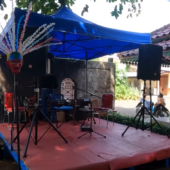 <p>Di rumah makan dengan konsep taman dan kebun itu, Mandra juga menyediakan panggung mini untuk aktivitas hiburan seperti menyanyi. (Foto: YouTube Trans7 Official)</p>