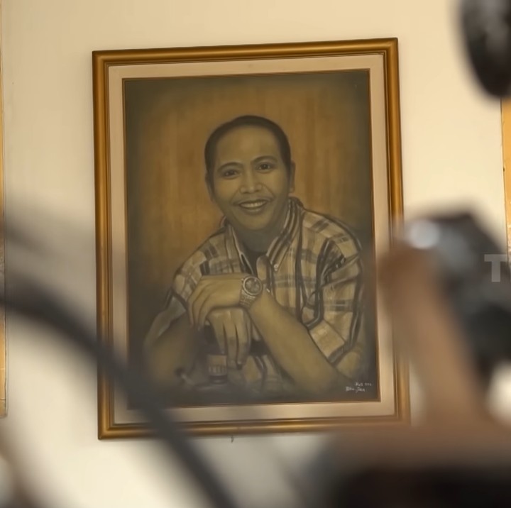 <p>Pelawak senior itu kini diketahui tengah menikmati masa tuanya di usia 58 tahun. Mandra kerap menyibukkan diri di rumahnya yang sangat luas dan mengelola warung makan bernama Dapur Ngacir di tempat itu. (Foto: YouTube Trans7 Official)</p>