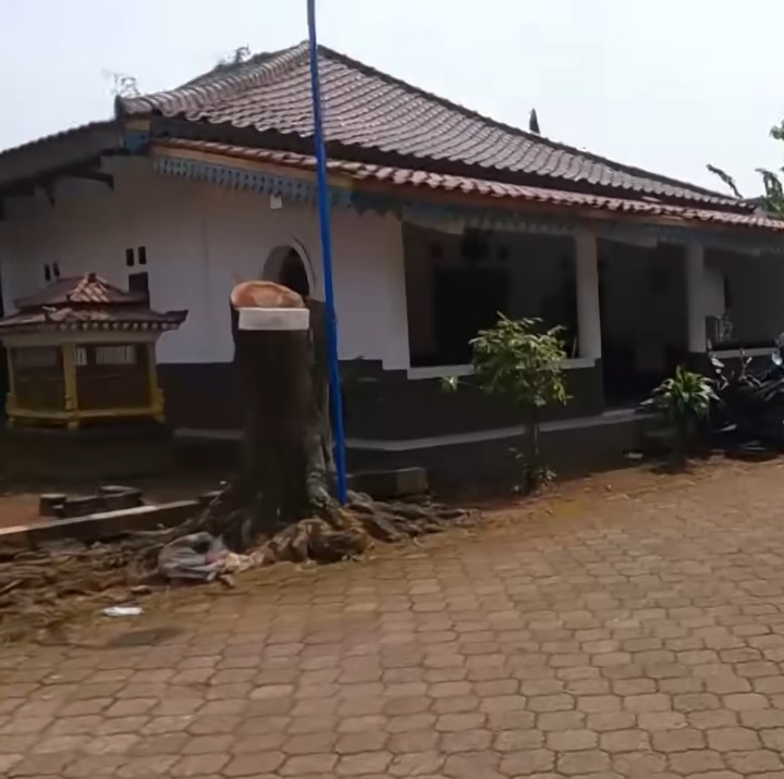 <p>Luas seperti area komplek, rumah Mandra berdiri di atas lahan memiliki berbagai fasilitas penunjang yang lengkap, Bunda. Hunian itu dibangun memakai hasil kerja kerasnya di bidang hiburan. (Foto: YouTube Trans7 Official)</p>