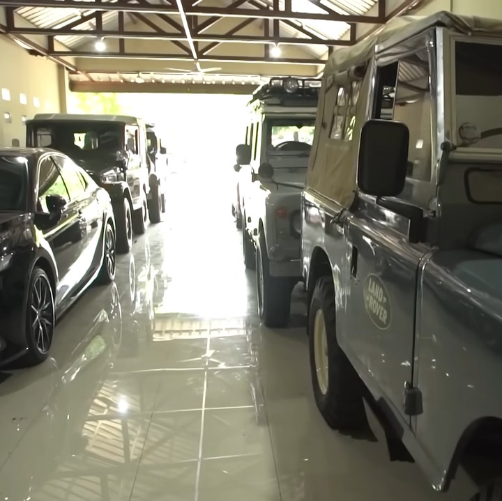 <p>Di area tersebut, Mandra juga membangun sebuah bengkel mobil untuk merawat koleksinya. "Bengkel mobil, papa suka ngoprek-ngoprek mobil tua gitu di rumah," ucap Tia, putri Mandra. (Foto: YouTube Trans7 Official)</p>