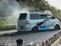 Viral Mobil Lewat Jalan Cor Basah, Berakhir Terjebak dan Dicuekin Warga