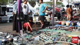 FOTO: Berburu Barang Otomotif Lawas di Pasar Jongkok