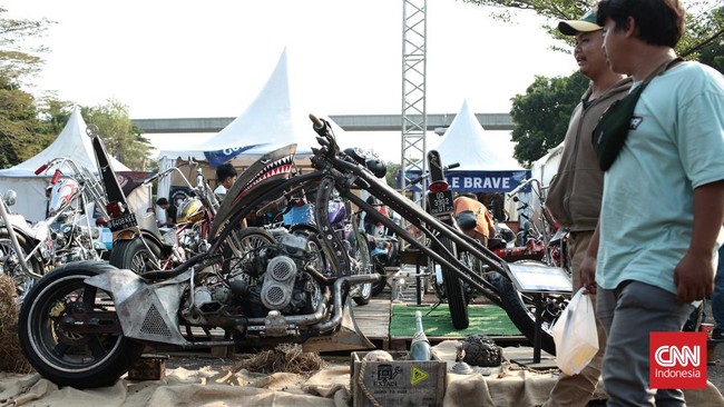 FOTO: Berburu Barang Otomotif Lawas di Pasar Jongkok