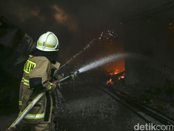 Kebakaran di Permukiman Kapuk Muara, 105 Pemadam Turun Tangan