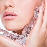 Sederhana dan Mudah Diterapkan, Ini Manfaat Serta Cara Mengaplikasikan Es Batu sebagai Perawatan Kulit Wajah