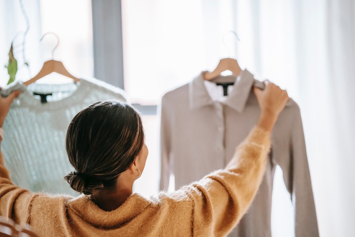 Ilustrasi perempuan memilih baju/Foto: Pexels/Liza summer