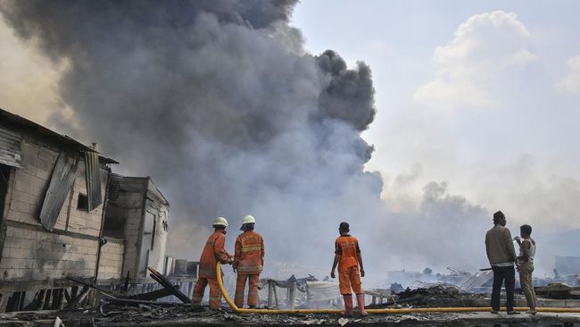 Evacuation of 1,000 People as 400 Houses Burn in Kapuk Muara Fire