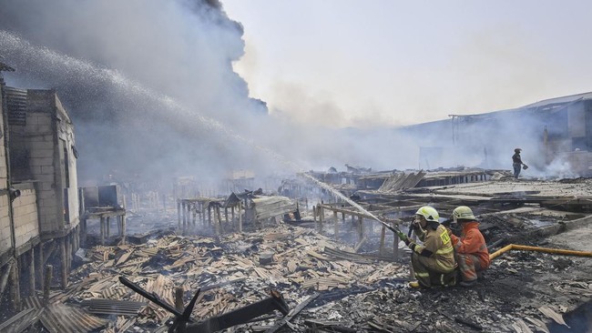 FOTO: Kebakaran Permukiman Warga di Kapuk Muara