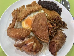 Kocak! Pembeli Nasi Lemak Ini Dilarang Pesan Banyak Lauk oleh Penjual