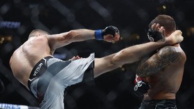 FOTO: Momen Tendangan Maut Gaethje Tumbangkan Poirier di UFC 291