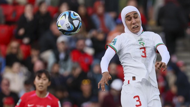 Pemain timnas putri Maroko Nouhaila Benzina mencetak sejarah sebagai pemain pertama yang mengenakan hijab di pentas Piala Dunia Wanita.