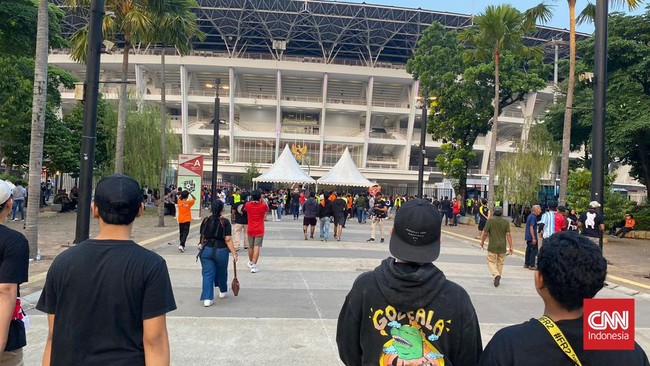 Bus rombongan tim Persebaya Surabaya dikawal suporter Persija Jakarta, The Jakmania sebelum pertandingan Persija vs Persebaya di SUGBK.