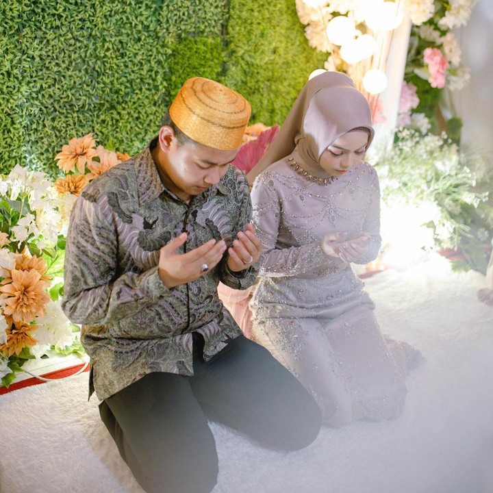 <p>Kini, ayah dan ibunda Putri sudah berpulang ke Yang Maha Kuasa. Putri pun berdoa agar pernikahannya dengan calon suami berjalan lancar. <em>"Alhamdulillah</em>. Semoga allah ridhoi semua apa yang kami rencanakan," ucapnya. (Foto: Instagram @da4_putri03)</p>