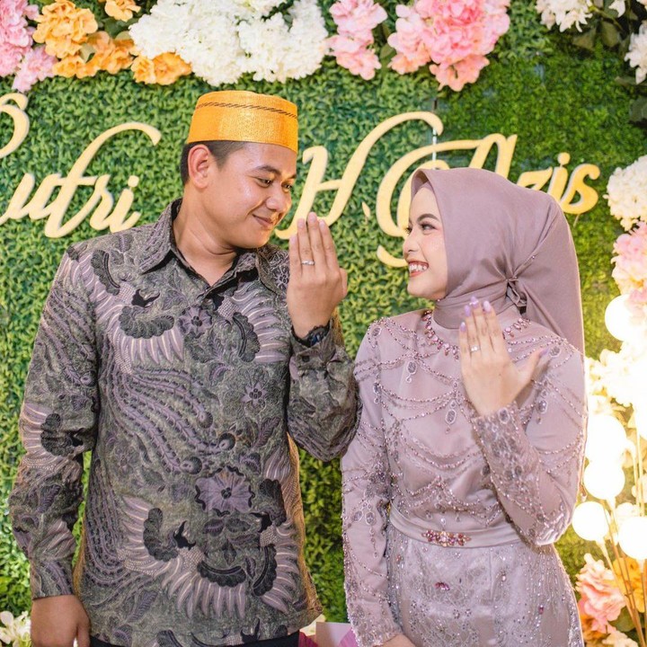 <p>Lewat media sosial, Putri memamerkan cincin tunangan bersama dengan calon suaminya. Mereka tampak begitu bahagia dapat segera melangkah ke pelaminan, Bunda. Dalam video yang beredar di akun gosip, seorang laki-laki menyebutkan bahwa Putri dilamar dengan memberi uang panai Rp2 miliar. Uang panai sendiri merupakan mahar yang diberikan oleh calon suami kepada wanita yang ingin dipinangnya. (Foto: Instagram @da4_putri03)</p>