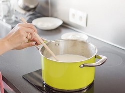 5 Tips Menghindari Susu Tumpah Saat Direbus