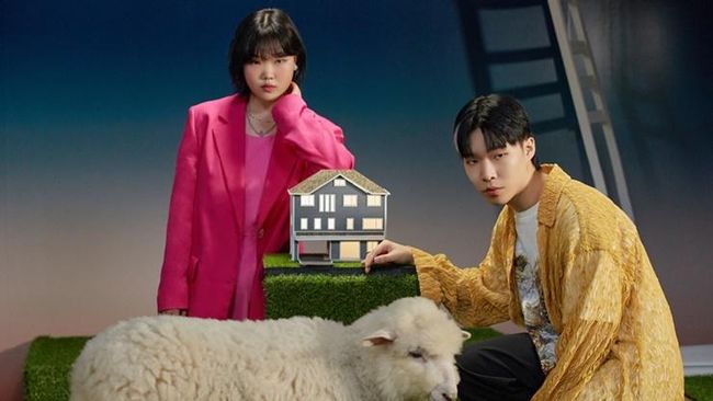 AKMU dipastikan bakal comeback 21 Agustus. YG Entertainment juga umumkan akun TikTok dan Instagram duo musisi tersebut.