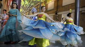 FOTO: Aksi Lansia di Atas Catwalk dalam Kontes Model Beijing