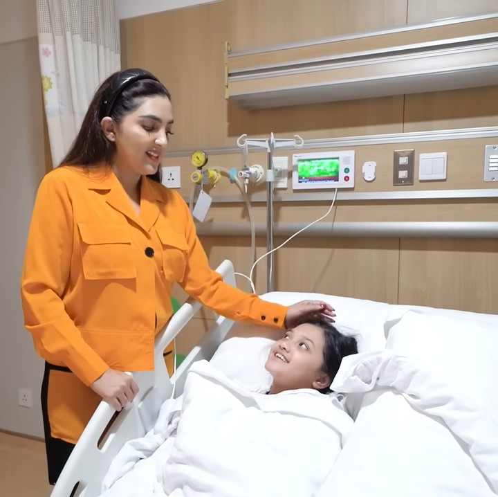 <p>Untuk menunggu hasil pemeriksaan, dokter menyarankan Arsy untuk dirawat di rumah sakit. Ia pun harus membatalkan jadwal menyanyi. "Doain Arsy ya," pintanya. (Foto: YouTube The Hermansyah A6)</p>