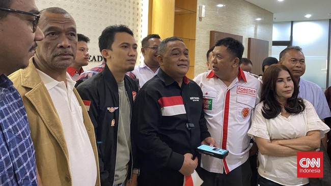 Ketua Barikade 98 Benny Ramdhani mengatakan aksi tangkap Rocky Gerung juga dilakukan di sejumlah daerah lainnya, sekaligus melaporkan ke polda masing-masing.