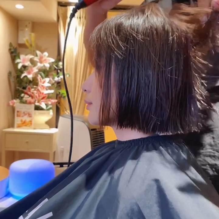 <p>Istri Glenn Alinskie ini tampaknya sudah lama mengidam-idamkan rambut model seperti ini. Dalam <em>caption</em>, Chelsea menyambut penampilan tersebut dengan bahagia. "Akhirnya, selamat datang rambut pendek," tulisnya dikutip dari akun @chelseaoliviaa.(Foto: Instagram @chelseaoliviaa)<br /><br /><br /></p>