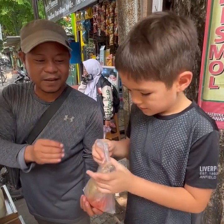 <p>Momen El Barack jajan makanan ringan di pinggir jalan sering diceritakan Jessica Iskandar di akun media sosialnya. El Barack juga tampak antusias mencoba semua jajanan. (Foto: TikTok @inijedar)</p>