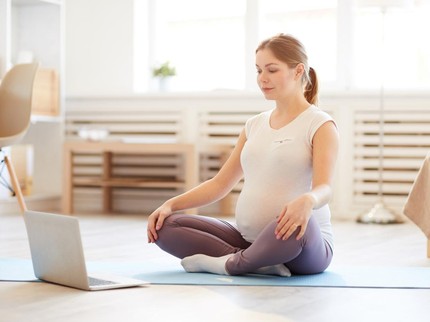 7 Rekomendasi Kelas Prenatal Yoga Online untuk Ibu Hamil