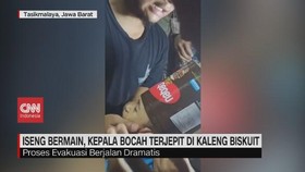 VIDEO: Iseng Bermain, Kepala Bocah Terjepit di Kaleng Biskuit