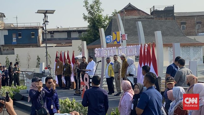 Presiden Jokowi mengungkap alasan Sodetan Ciliwung mangkrak. Salah satunya karena Pemprov DKI Jakarta tak membebaskan lahan yang diperlukan.