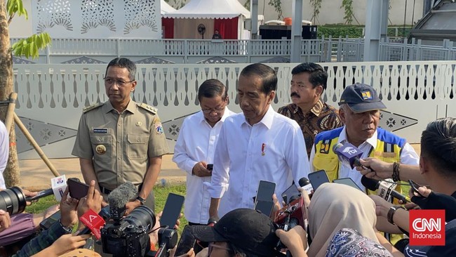 Presiden Jokowi tertawa mendengar pernyataan putranya, Gibran Rakabuming Raka, soal dukungan ke satu calon presiden.