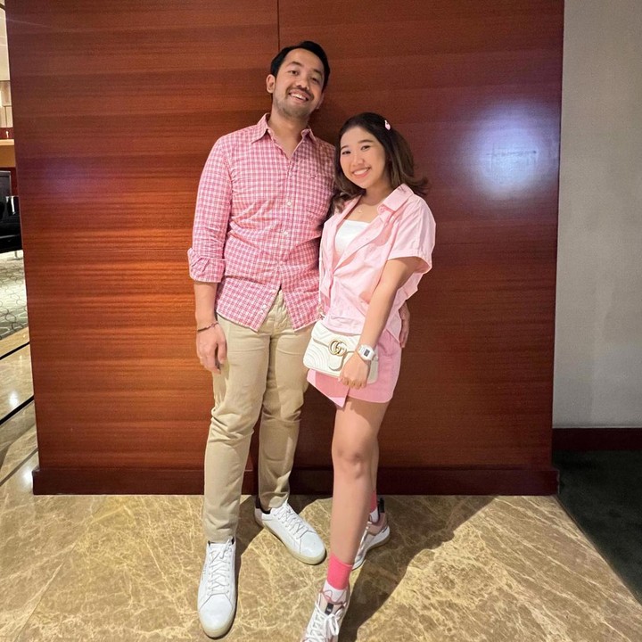 <p>Selain dorongan dari omongan netizen, diet ini juga sukses karena dukungan sang suami. "Berawal dari hujatan netijen, berakhir dgn body KECIMPRING + 100jt dari ayang @poykhairi yey," bebernya. (Foto: Instagram @kikysaputrii)</p>